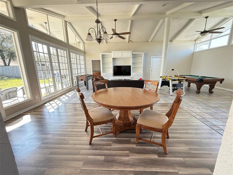 321 21st St N in Texas City, TX - Foto de edificio