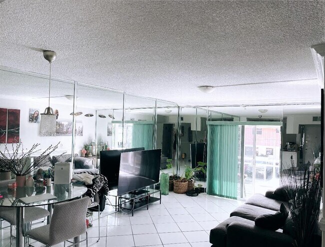 1475 SE 15th St, Unit 203 in Fort Lauderdale, FL - Foto de edificio - Building Photo