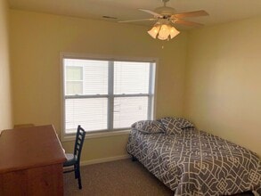 1554 4th St, Unit 1 in Charleston, IL - Foto de edificio - Building Photo