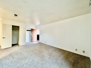 5339 Indian River Dr in Las Vegas, NV - Building Photo - Building Photo