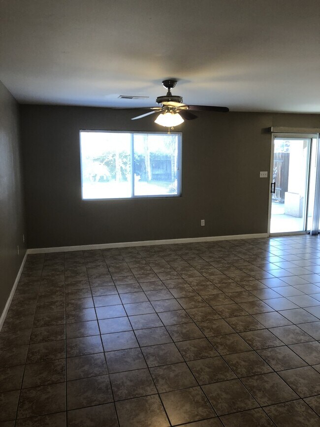 12405 Adirondack Ave in Bakersfield, CA - Building Photo - Building Photo