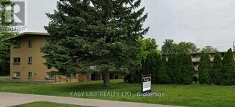 8650 Wyandotte St E in Windsor, ON - Building Photo