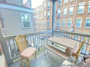 1890 Beacon St, Unit 2 in Brookline, MA - Foto de edificio - Building Photo