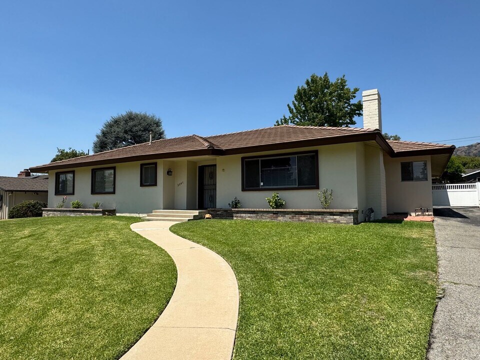 2047 Pinehurst St in Glendora, CA - Building Photo