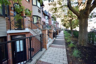 596 A Wellington St W in Toronto, ON - Building Photo