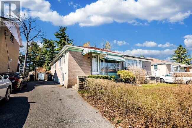 144 Overture Rd in Toronto, ON - Building Photo - Building Photo