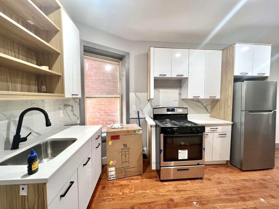 39 Van Wagenen Ave in Jersey City, NJ - Building Photo