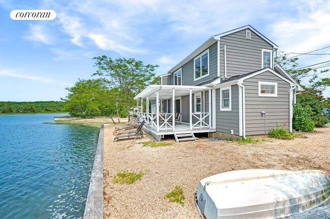 286 Towd Point Rd in Southampton, NY - Building Photo - Building Photo