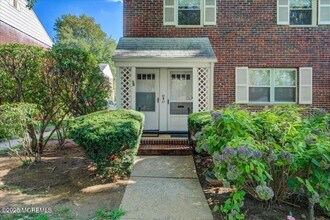 46 Manor Dr in Red Bank, NJ - Building Photo - Building Photo