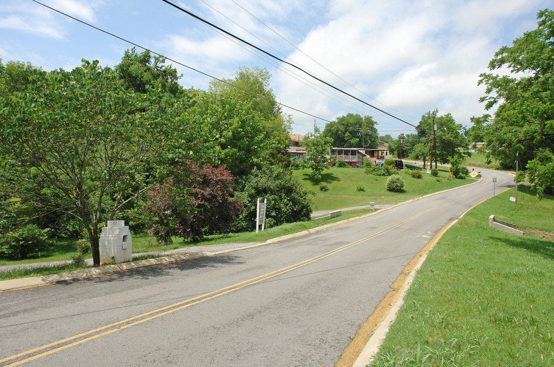 111-127 Drivers Ln in Gallatin, TN - Building Photo