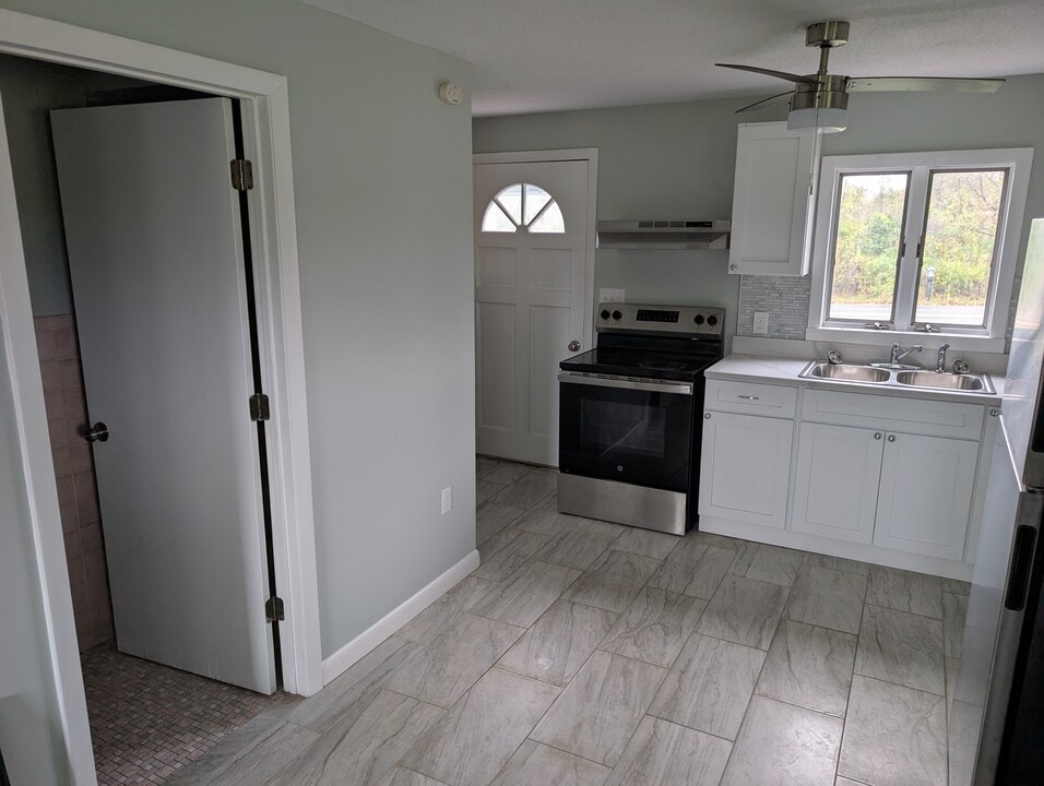 482 Plain Hill Rd, Unit Left unit in Norwich, CT - Building Photo