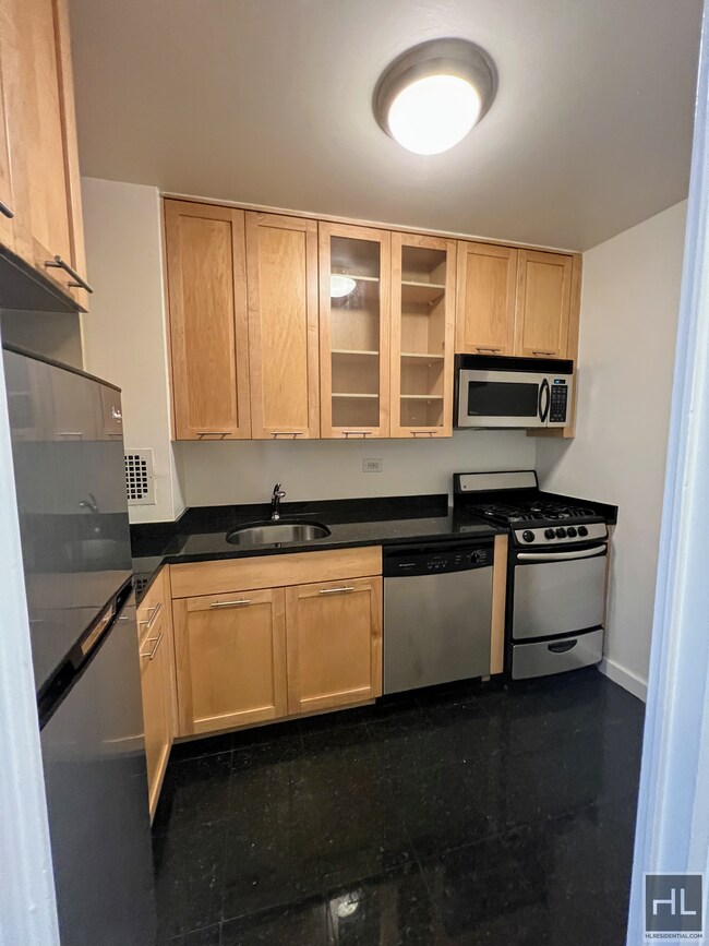 EAST 49 STREET in New York, NY - Building Photo - Building Photo