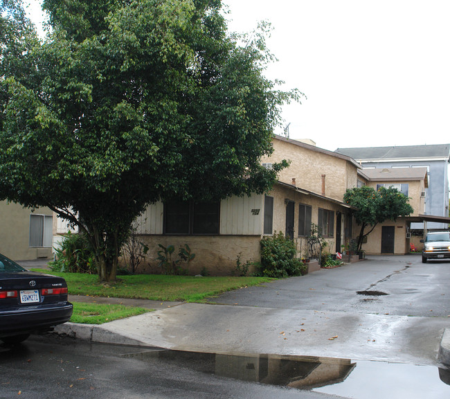 5252-5254 1/2 Cartwright Ave in North Hollywood, CA - Foto de edificio - Building Photo