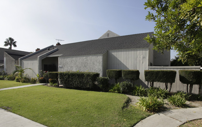 817 S Knott Ave in Anaheim, CA - Foto de edificio - Building Photo