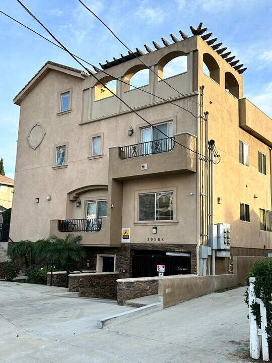 10808 Kling St in Los Angeles, CA - Building Photo