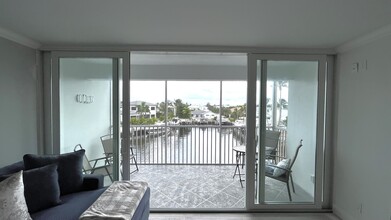 698 NE Spanish River Blvd in Boca Raton, FL - Foto de edificio - Building Photo