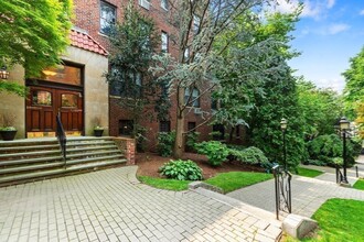 315 Tappan St, Unit 1 in Brookline, MA - Foto de edificio - Building Photo