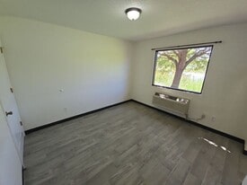 126 Alton Ave in Charlotte, TX - Building Photo