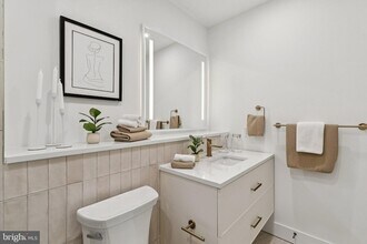 30 W Allens Ln, Unit 109 in Philadelphia, PA - Foto de edificio - Building Photo