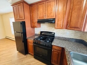 27 1st St, Unit 1 in Glen Cove, NY - Foto de edificio - Building Photo