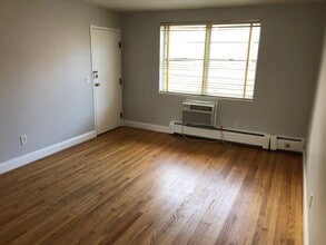 378 Park Rd, Unit B1 in West Hartford, CT - Foto de edificio - Building Photo