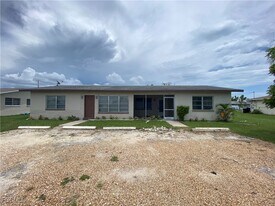 330 Palmetto Dr in Cape Coral, FL - Building Photo