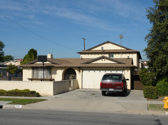 4241 Farquhar Ave in Los Alamitos, CA - Foto de edificio - Building Photo