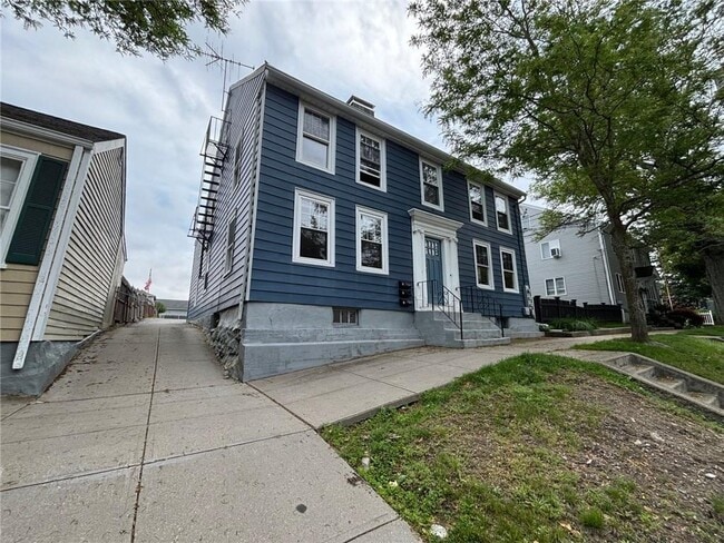 712 Hope St in Bristol, RI - Building Photo - Building Photo