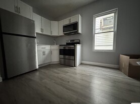 25 Bayview Ave, Unit 2 in Jersey City, NJ - Building Photo