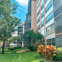 1000 St Charles Pl in Pembroke Pines, FL - Foto de edificio - Building Photo