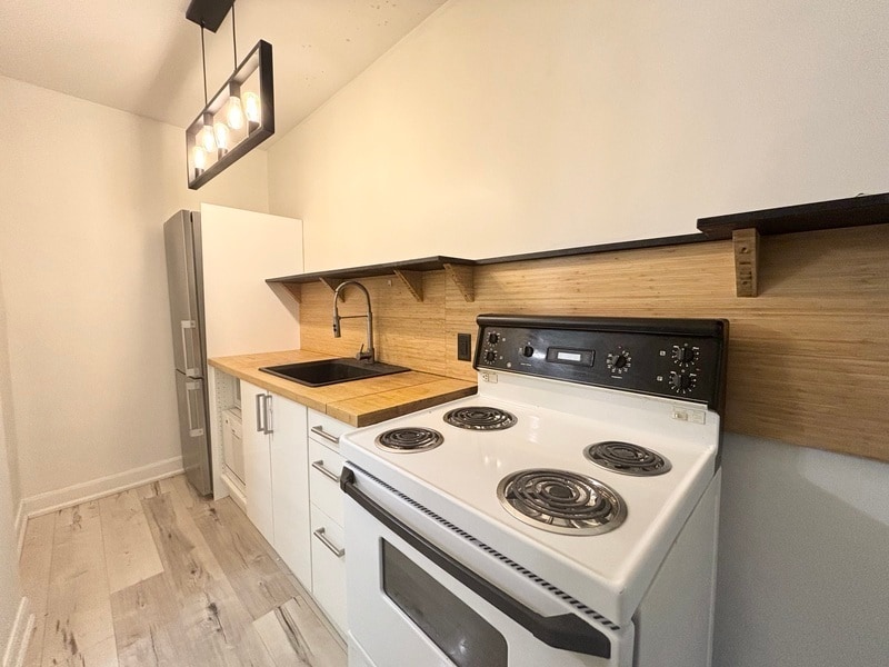 210 Wilson St in Hamilton, ON - Building Photo