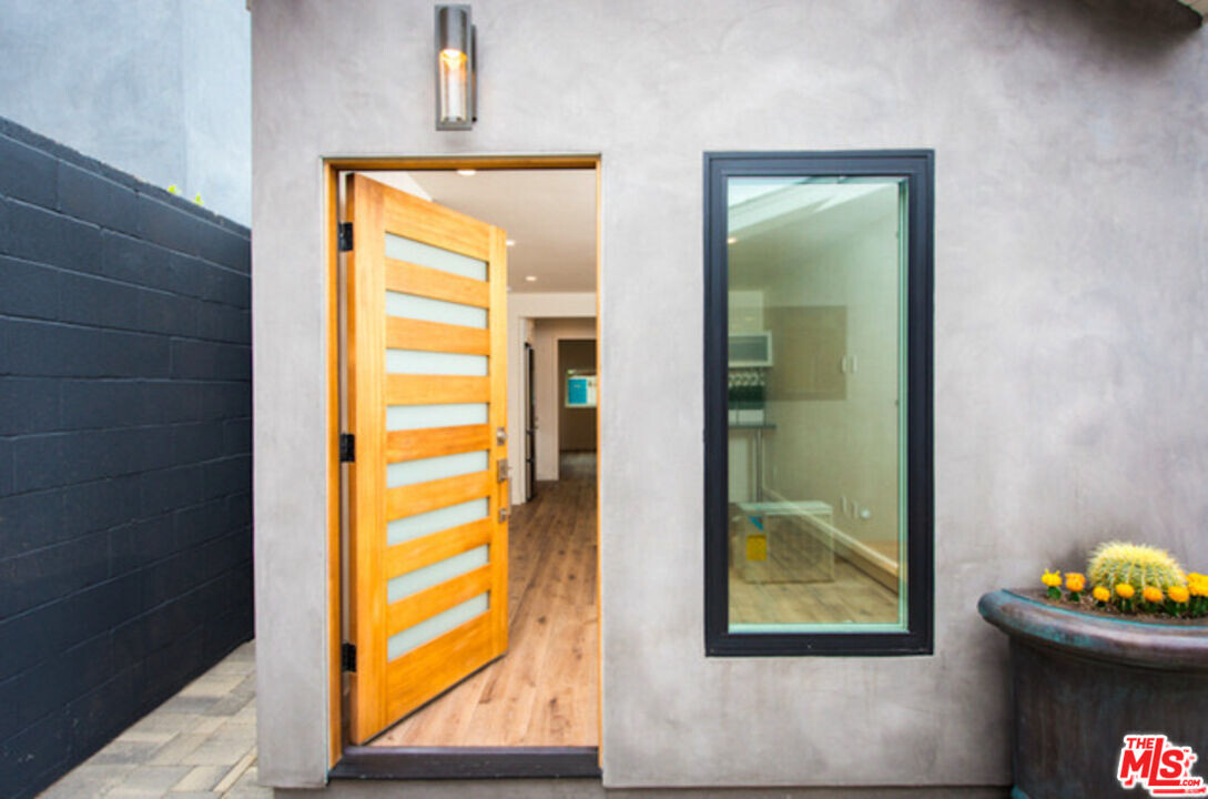 2341 Beach Ave in Los Angeles, CA - Building Photo