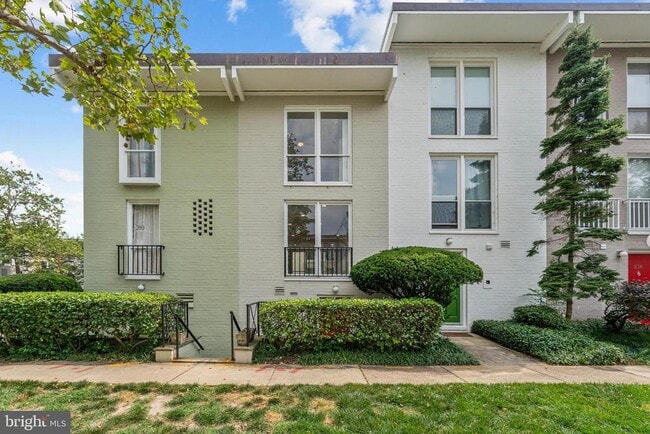 property at 212 G St SW