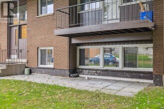 2350 Queensway Dr in Burlington, ON - Building Photo - Building Photo