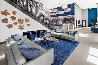 5256 International Dr in Orlando, FL - Foto de edificio - Building Photo