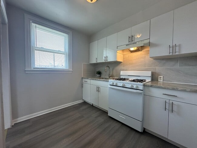 1033 Fanshawe St in Philadelphia, PA - Building Photo - Building Photo