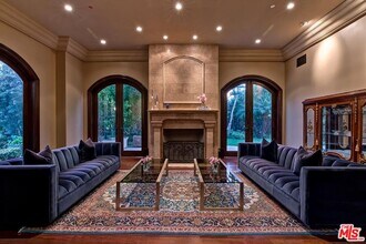 1061 Laurel Way in Beverly Hills, CA - Building Photo - Building Photo