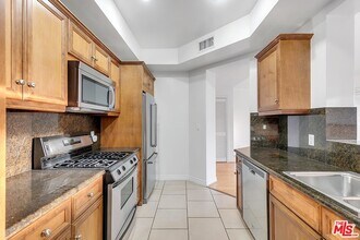 320 S Willaman Dr-Unit -301 in Los Angeles, CA - Building Photo - Building Photo