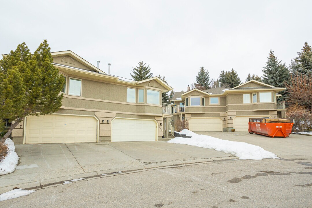 240 Silver Creek Mews NW in Calgary, AB - Building Photo