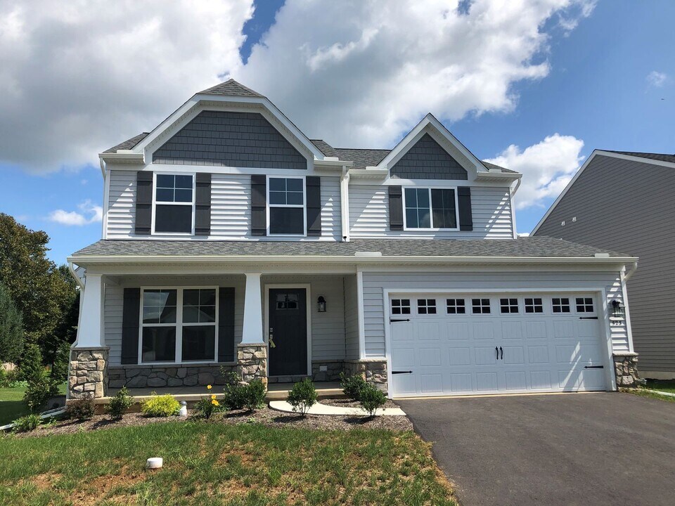 523 Jared Wy in New Holland, PA - Building Photo