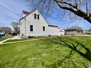 902 Adrian St in Waterloo, IA - Building Photo - Building Photo