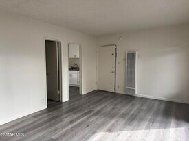 13507 Victory Blvd, Unit 11 in Los Angeles, CA - Building Photo