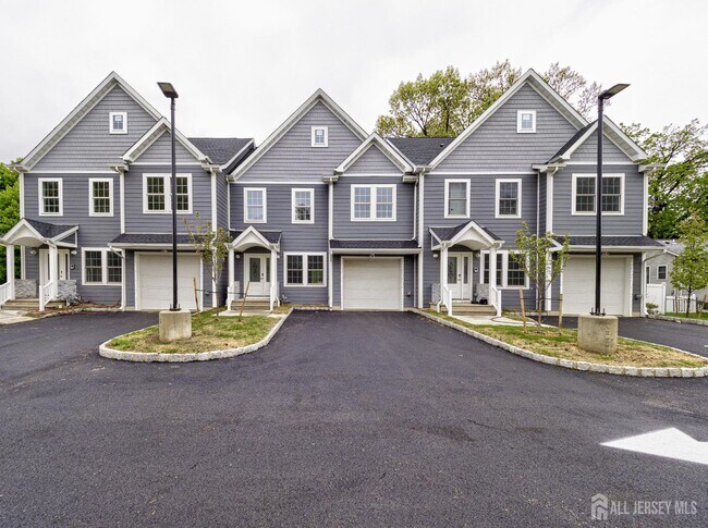 8 Travers Ave in Edison, NJ - Building Photo - Building Photo