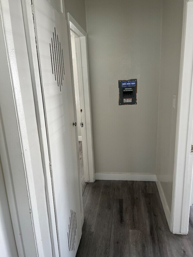 1232 W 94th St in Los Angeles, CA - Foto de edificio - Building Photo