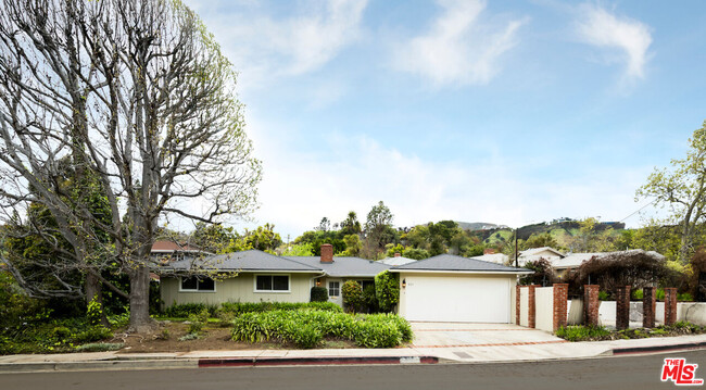 931 Las Pulgas Rd in Los Angeles, CA - Foto de edificio - Building Photo