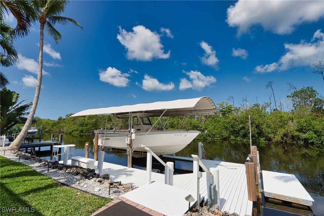 1521 Gordon River Ln in Naples, FL - Building Photo