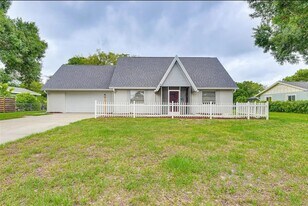 4831 Greenleaf Rd, Unit 1144 in Sarasota, FL - Building Photo