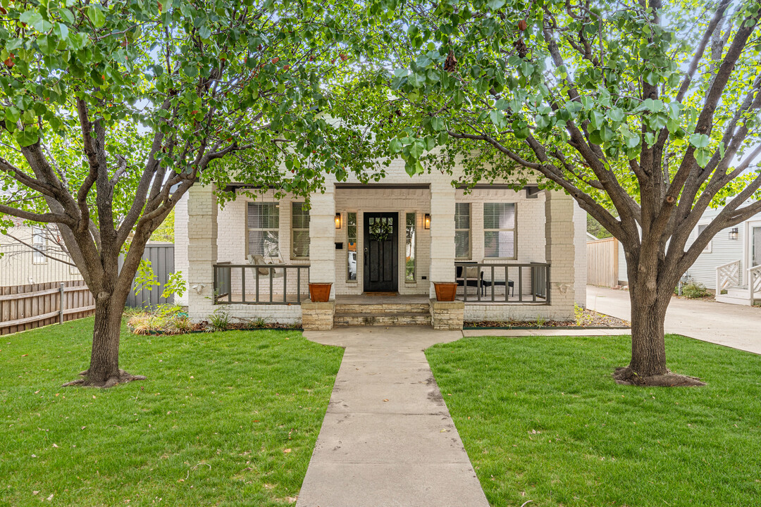 810 Turner Ave in Dallas, TX - Foto de edificio