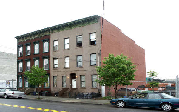 417 Van Brunt St in Brooklyn, NY - Building Photo - Building Photo