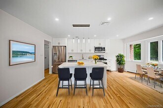 26 Ravine Rd in Great Neck, NY - Building Photo - Building Photo